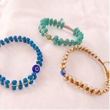 Pulsera de hilo con cuentas y dije